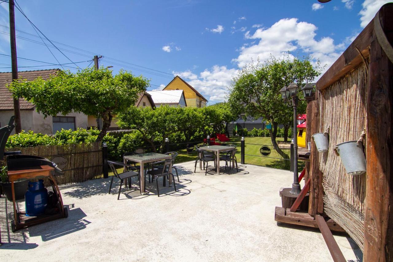 Apartmany Berries Валча Экстерьер фото