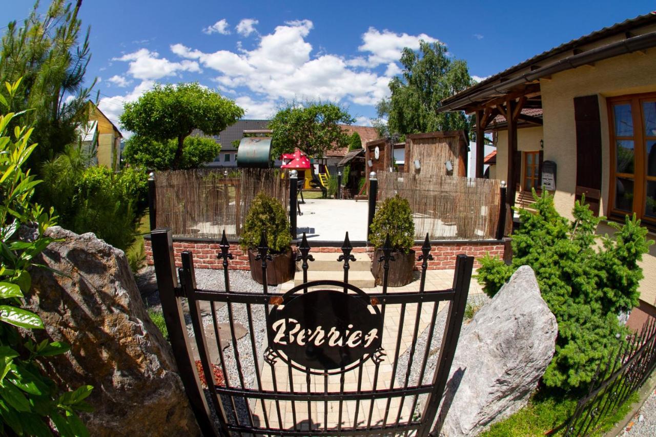Apartmany Berries Валча Экстерьер фото